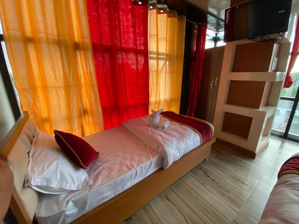 Hotel Kjs Inn Bahāsi Esterno foto