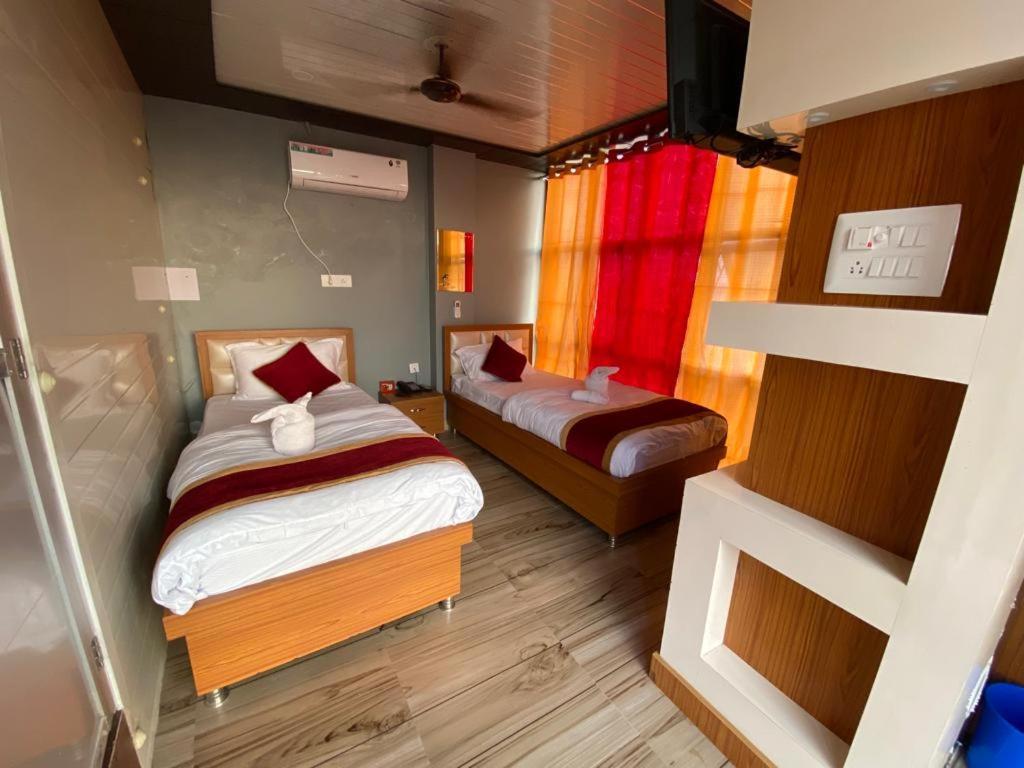 Hotel Kjs Inn Bahāsi Esterno foto