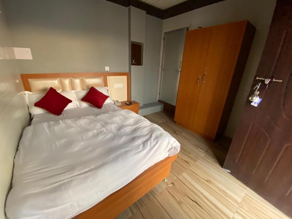 Hotel Kjs Inn Bahāsi Esterno foto