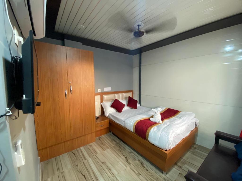 Hotel Kjs Inn Bahāsi Esterno foto